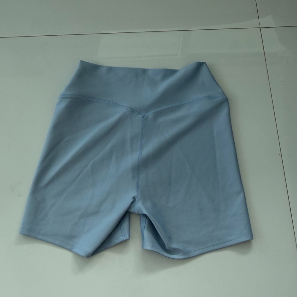 ALO Yoga Women's Light Blue Bike Shorts - Picture 4 of 4